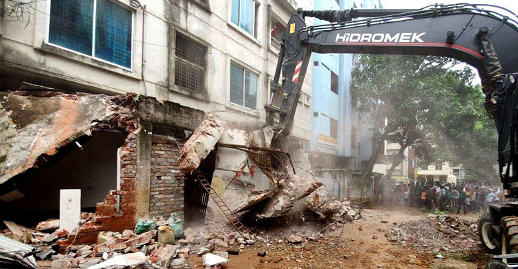 অবৈধ স্থাপনা উচ্ছেদে মিরপুরে ডিএনসিসির ভ্রাম্যমাণ আদালত