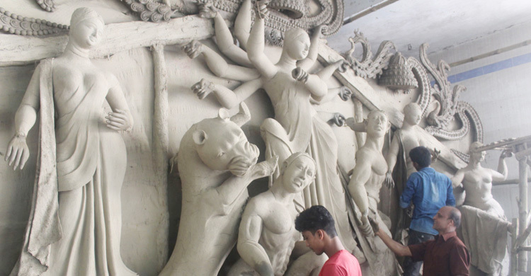 প্রতিমা তৈরিতে ব্যস্ত ঝিনাইদহের মৃৎশিল্পীরা
