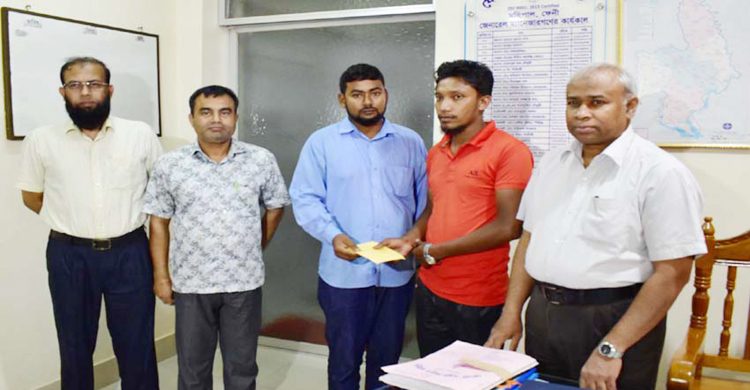 ঘুষের টাকা ফেরত দিলেন পল্লী বিদ্যুতের লাইনম্যান