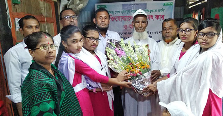 মুক্তিযোদ্ধার কাছে মুক্তিযুদ্ধের গল্প শুনল শিক্ষার্থীরা