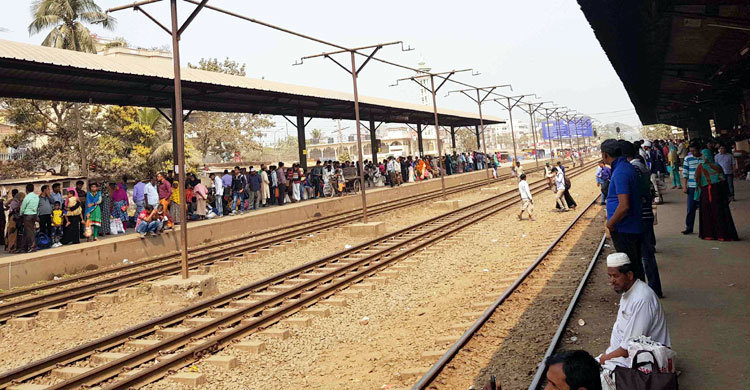 বিনা টিকিটে ট্রেনে ভ্রমণ করায় ৬৪১ জনকে জরিমানা