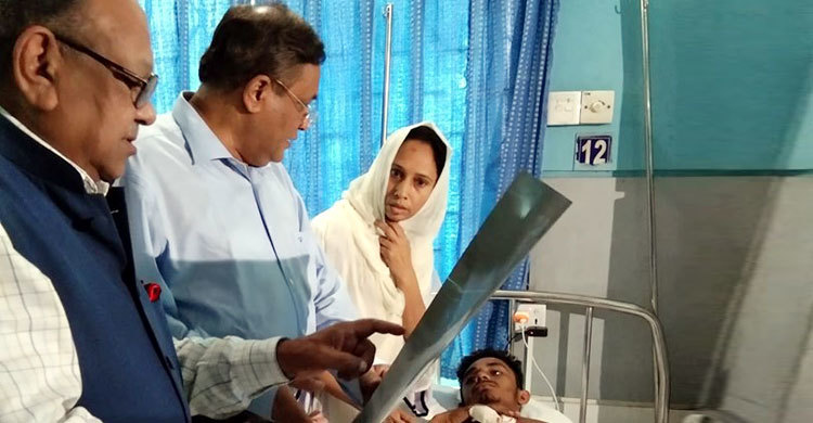 বাসচাপায় নিহত শিল্পী পারভেজের আহত পুত্রের পাশে তথ্যমন্ত্রী