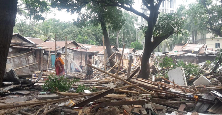 গুঁড়িয়ে দেয়া হলো ‘মুক্তিযোদ্ধা সংসদ’সহ হাজারো বসতবাড়ি