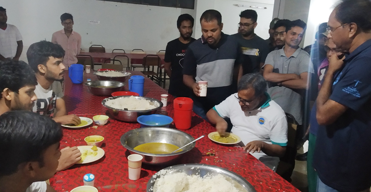 খাবারের মান যাচাই করতে ছাত্রদের সঙ্গে খেলেন উপাচার্য