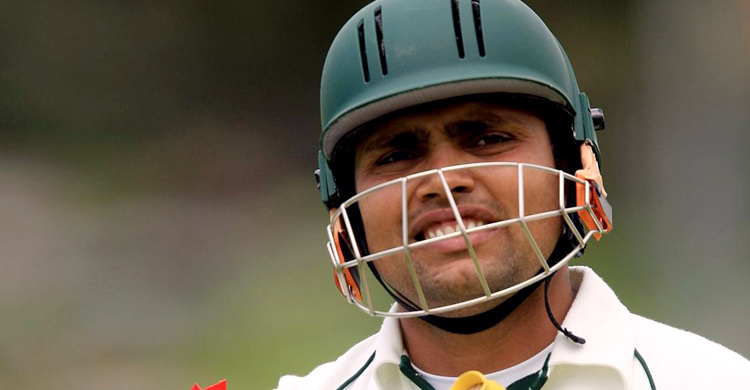 না খেলেও ধোনি-গিলক্রিস্টের চেয়ে এগিয়ে কামরান আকমল!