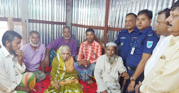 গোয়াল ঘরে থাকা বৃদ্ধাকে নতুন ঘর বানিয়ে দিল পুলিশ