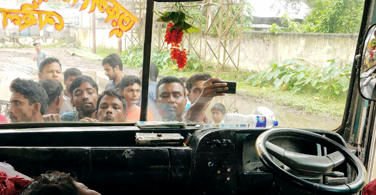 মিনিবাসে কিশোর হেলপারের মরদেহ