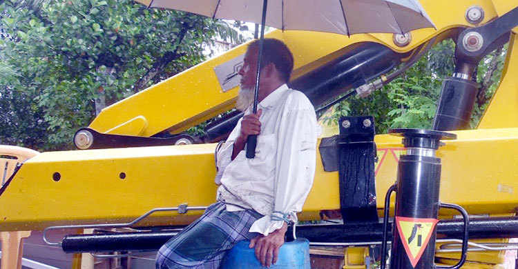 রেলের উচ্ছেদ অভিযানে বাধা, বৃদ্ধকে বেঁধে রাখলো পুলিশ