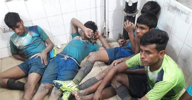 রেফারি লাল কার্ড দেখানোয় সংঘর্ষ, আহত ৩০