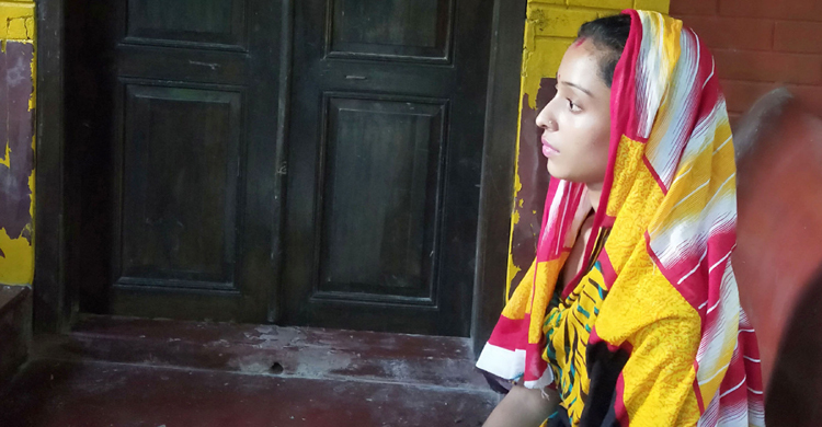 ভালোবেসে বিয়ে, স্ত্রীর স্বীকৃতি দাবিতে অনশনে তরুণী