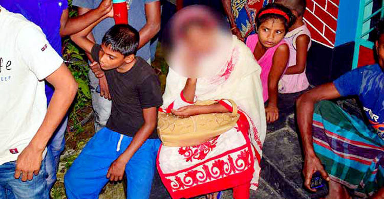 স্বামীকে তালাক দিয়ে প্রেমিকের বাড়িতে অনশনে তরুণী