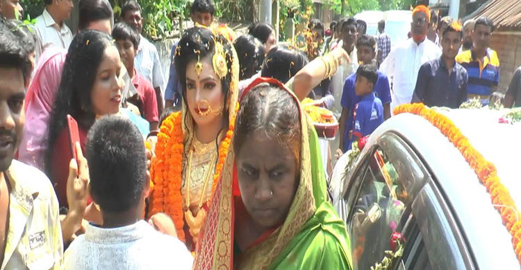 বিয়ের বৃত্ত ভেঙে বরের বাড়িতে এলো কনেপক্ষ, নিয়ে গেল বর