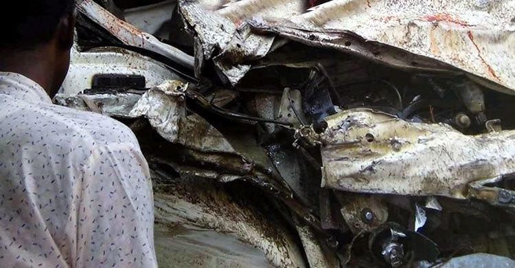 বাসের সঙ্গে সংঘর্ষে পিকআপ চালক নিহত