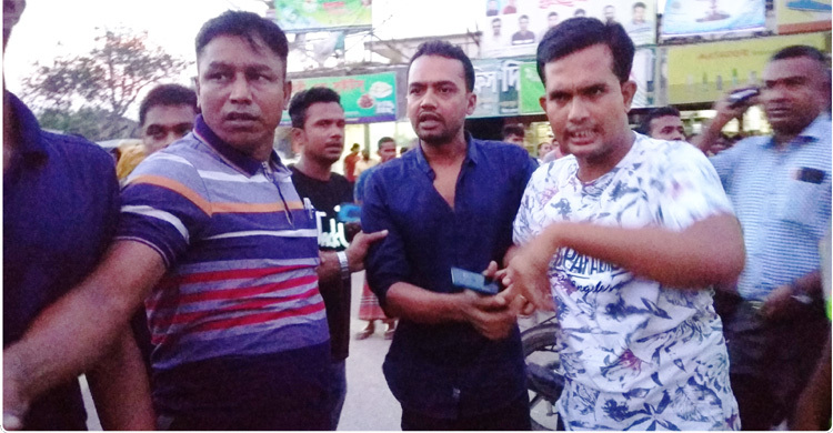 উপজেলা চেয়ারম্যানের নেতৃত্বে পুলিশের ওপর হামলা