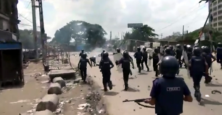 নারায়ণগঞ্জে শ্রমিক-পুলিশ সংঘর্ষে আহত ৩০