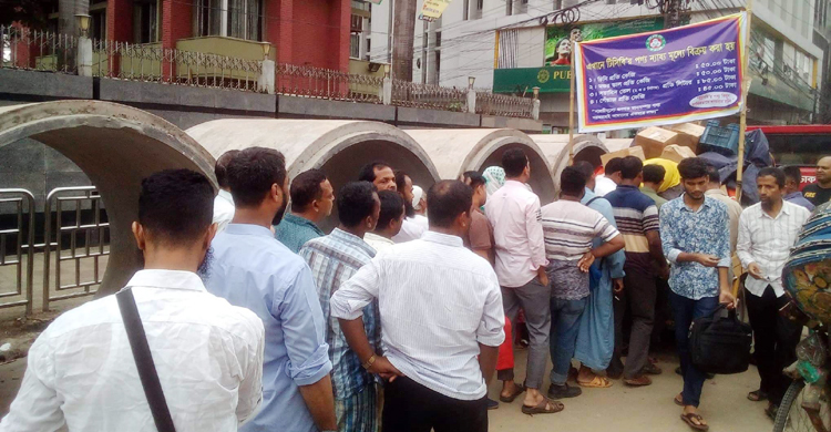 দাম মাত্র ৪৫, তাই লাইনও দীর্ঘ