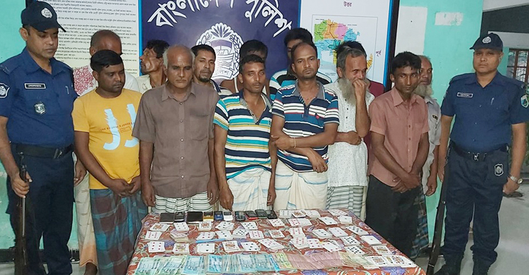 জুয়ার আসরে পুলিশের হানা, টাকাসহ আটক ১৩