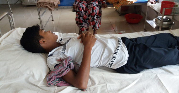 থাপ্পড় দিয়ে ছাত্রের কানের পর্দা ফাটালেন প্রধান শিক্ষক