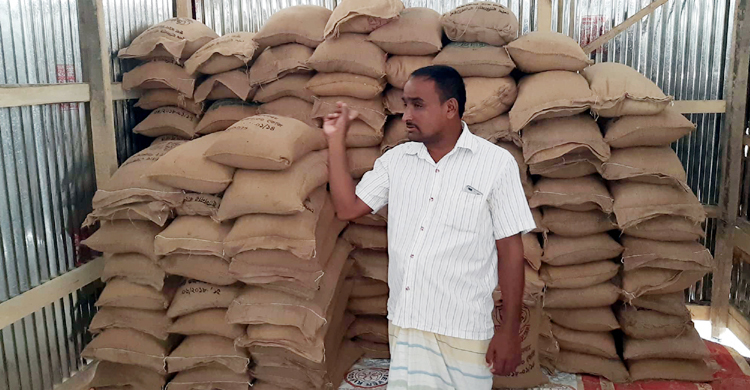 ১৩২ বস্তা সরকারি চালসহ গুদাম মালিক ধরা