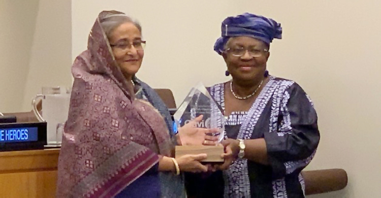 ‘ভ্যাকসিন হিরো’ পুরস্কারে ভূষিত প্রধানমন্ত্রী শেখ হাসিনা