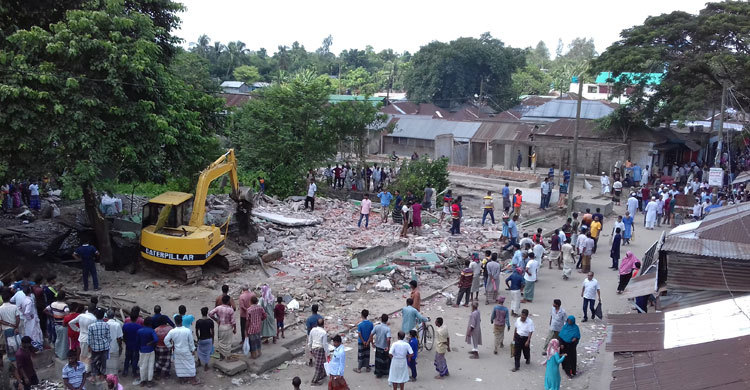 রেলের জমিতে গড়ে ওঠা ২শ অবৈধ স্থাপনা উচ্ছেদ