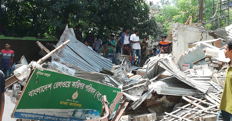 শাহজাহানপুরে রেল কলোনির দখল উচ্ছেদে অভিযান