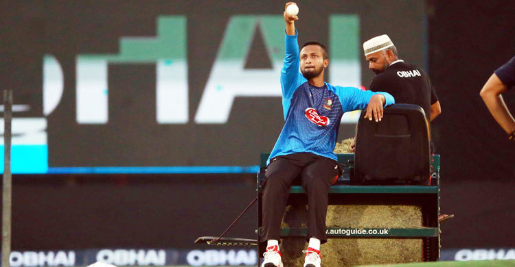 হাতে বল নিয়ে সাকিব চড়ে বসলেন রোলারে