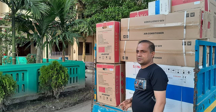 রোগীদের কষ্ট দেখে হাসপাতালে ১২টি এসি পাঠালেন ইউএনও