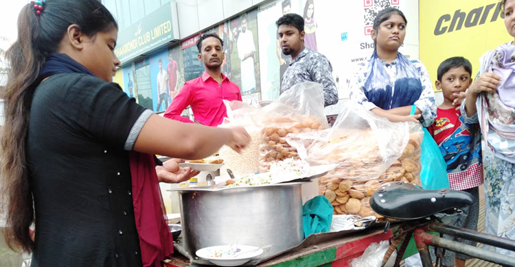 ফুচকা বিক্রেতা শারমিনের কাছ থেকে পুলিশ দৈনিক চাঁদা নেয় ২৫০ টাকা