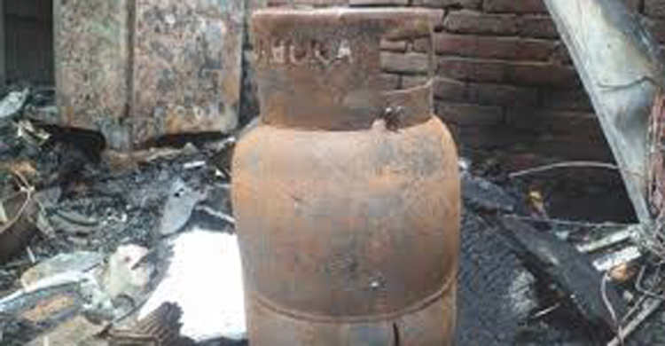 সিলিন্ডার বিস্ফোরণে উড়ে গেল বৃদ্ধের পা