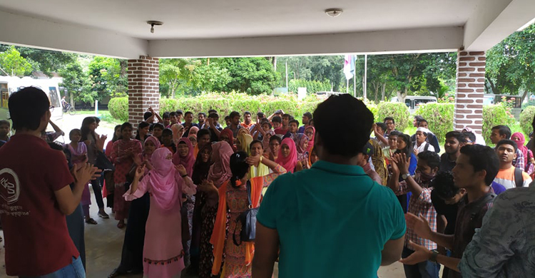 ছাত্রলীগ নেতার বহিষ্কারের দাবিতে শিক্ষার্থীদের পরীক্ষা বর্জন