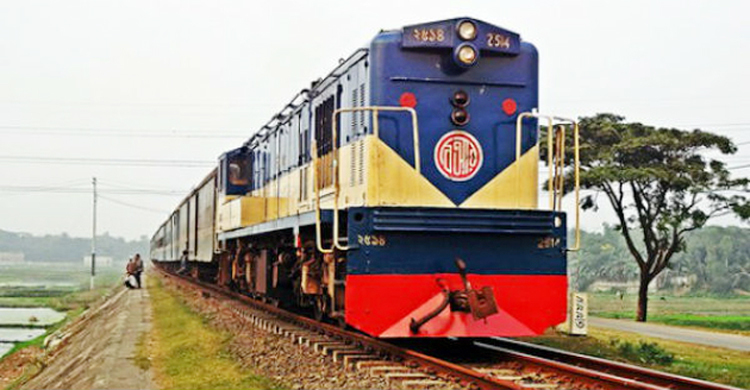 রেললাইন পার হতে গিয়ে ট্রেনে কাটা পড়ল যুবক
