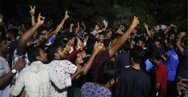 ভিসির পদত্যাগে ক্যাম্পাসে উল্লাস, রঙের ছড়াছড়ি