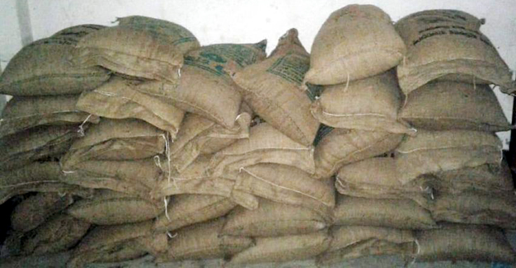 ৪৩ বস্তা ভিজিডির চাল বিক্রি করে দিলেন দুস্থরা!