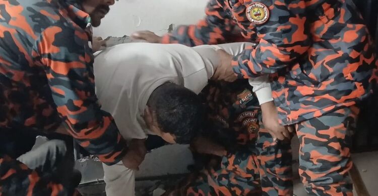 লিফটে বরসহ অবরুদ্ধ ১০ জন