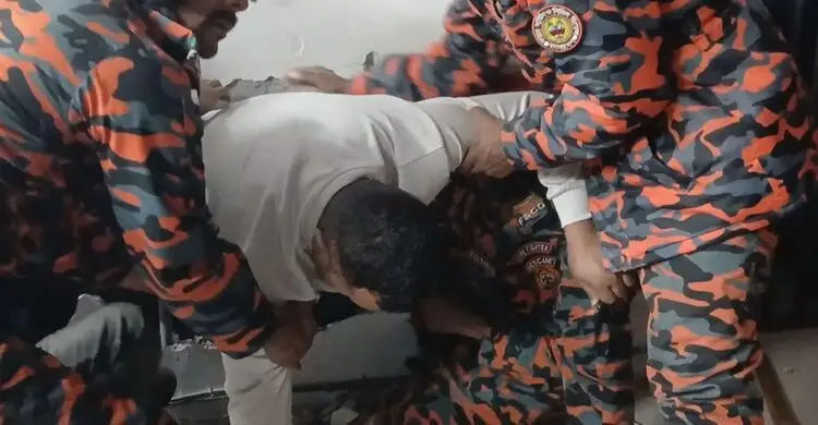 লিফটে বরসহ আটকা ১০ জন, দেয়াল ভেঙে উদ্ধার