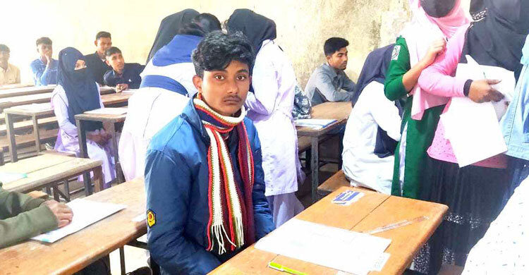 বাবার মরদেহ বাড়িতে রেখে পরীক্ষা কেন্দ্রে ছেলে