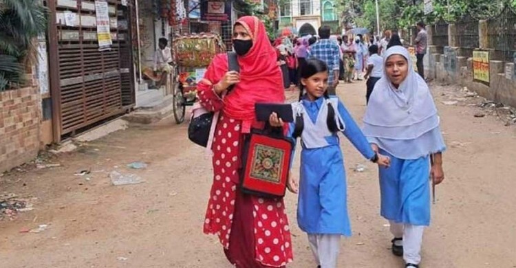 রাতে ছুটির ঘোষণা, সকালে স্কুলে এসে ফিরে গেলো অনেক শিক্ষার্থী