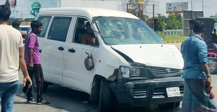 এক্সপ্রেসওয়েতে মাইক্রোবাসচাপায় ট্রাফিক পুলিশসহ দুইজন নিহত