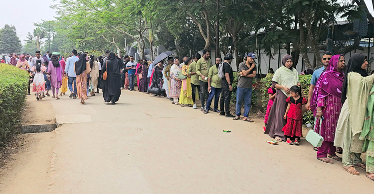 গাজীপুর সাফারি পার্কে দর্শনার্থীদের উপচেপড়া ভিড়