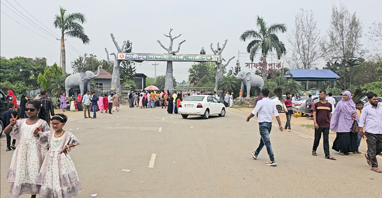 গাজীপুর সাফারি পার্কে দর্শনার্থীদের উপচেপড়া ভিড়