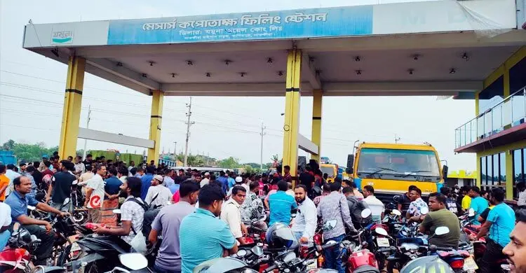 সিন্ডিকেটের দখলে পেট্রোল পাম্প, রাতে চলে ‘সিরিয়াল’ কেনাবেচা