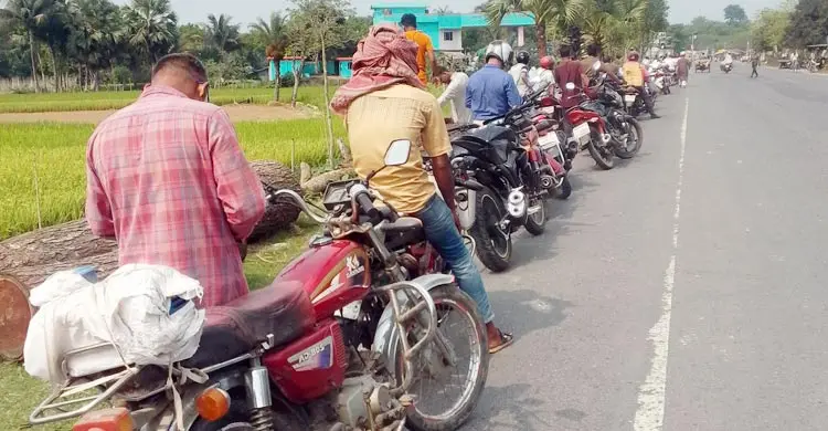 সিন্ডিকেটের দখলে পেট্রোল পাম্প, রাতে চলে &lsquo;সিরিয়াল&rsquo; কেনাবেচা