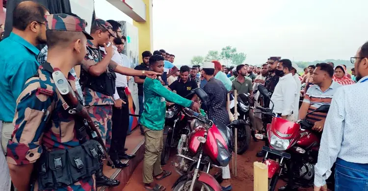 সিন্ডিকেটের দখলে পেট্রোল পাম্প, রাতে চলে &lsquo;সিরিয়াল&rsquo; কেনাবেচা