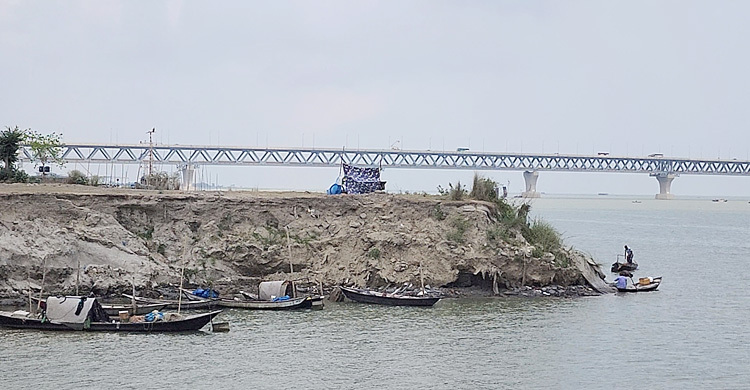 ঝুঁকিতে পদ্মা সেতু প্রকল্পের ২ কিলোমিটার বাঁধ, দেখা দিয়েছে ভাঙন