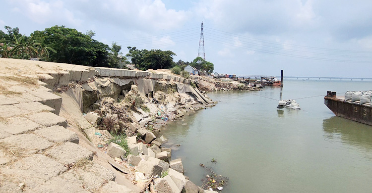 ঝুঁকিতে পদ্মা সেতু প্রকল্পের ২ কিলোমিটার বাঁধ, দেখা দিয়েছে ভাঙন