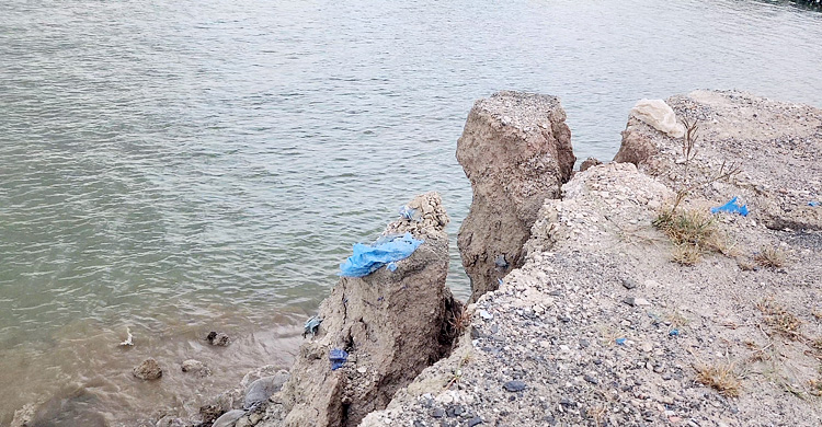 ঝুঁকিতে পদ্মা সেতু প্রকল্পের ২ কিলোমিটার বাঁধ, দেখা দিয়েছে ভাঙন