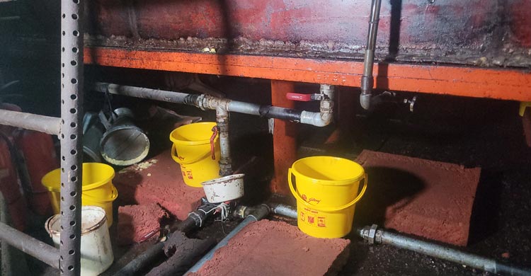 শেরপুরে একটি বহুতল ভবনের নিচতলায় ২৫ হাজার লিটার জ্বালানি তেল মজুতের অপরাধে ব্যবসায়ীকে জরিমানা করেছে ভ্রাম্যমাণ আদালত। একইসঙ্গে একদিনের মধ্যে মজুদকৃত তেল ও ট্যাংক সরানোর নির্দেশ দেওয়া হয়েছে