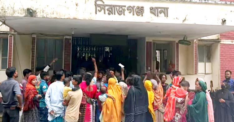 থানার সামনে তৃতীয় লিঙ্গের লোকজনের অবস্থান