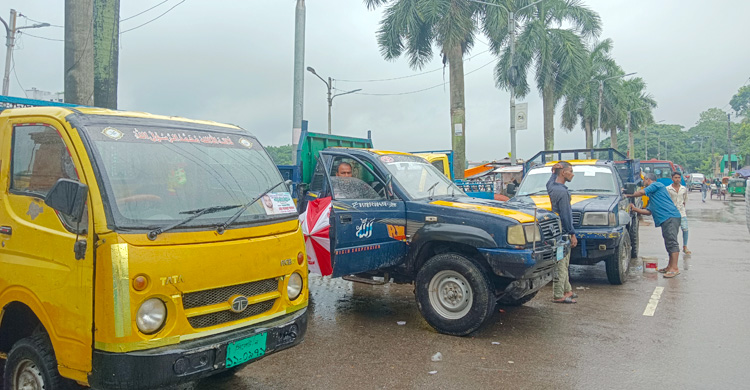 সড়কে ঈদ কাটে ২২ হাজার ট্রাকচালক-শ্রমিকের